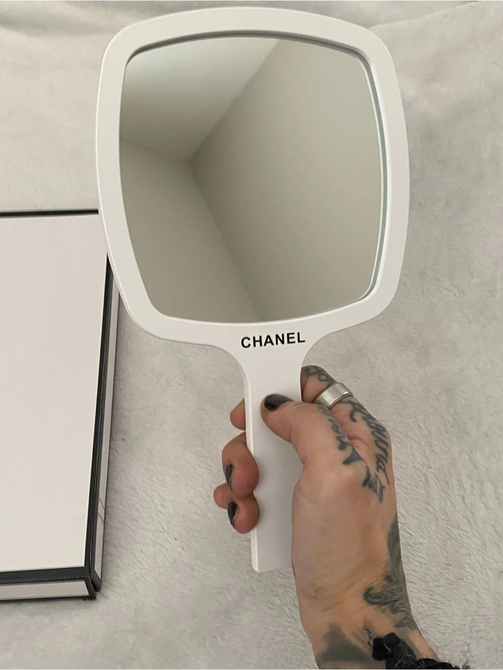 CHANEL white hand